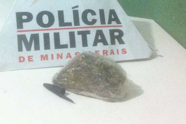 Autores são flagrados por policiais militares tentando se desfazer de tablete de maconha