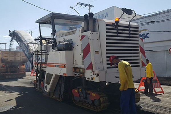 Obras de recapeamento da rua Major Gote são iniciadas e deixam o trânsito lento no local