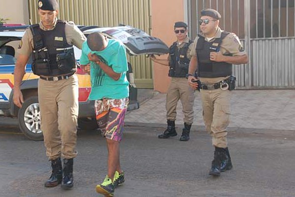 Morador flagra dupla dentro de casa com ferramentas para arrombamento e um acaba preso