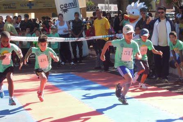 Centenas de crianças participam da Corrida da Pipoquinha na Orla da Lagoa Grande