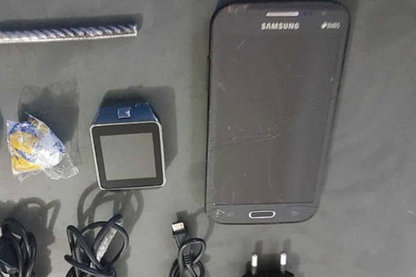 Agentes encontram smartphones, droga e chuço em buracos na parede de cela do Presídio 