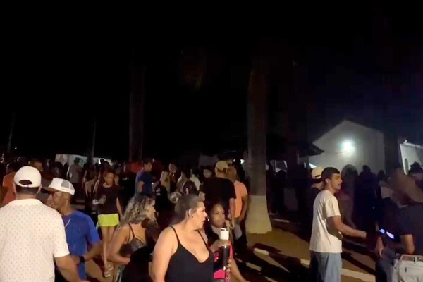 Festa do asfalto com chopp e churrasco de graça reúne multidão em Arraial dos Afonsos