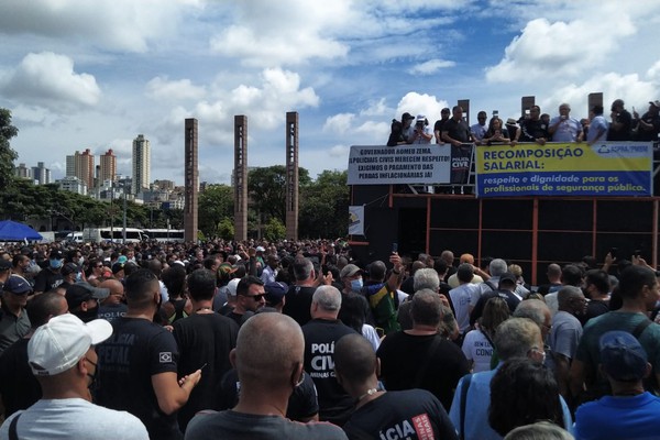 Policiais e bombeiros fazem manifestação em BH e cobram cumprimento de acordo salarial