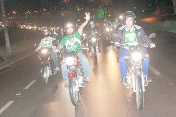 Torcedores do Mamoré fazem carreata para comemorar volta à elite do Futebol Mineiro