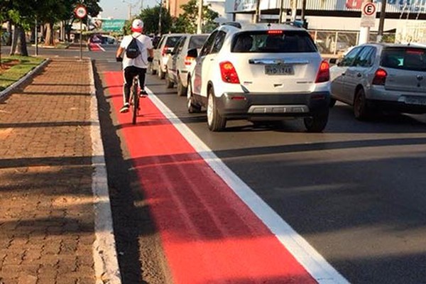 Ciclofaixas começam a ser pintadas em vermelho para atenderem ao Código de Trânsito