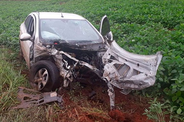 Veículo de passeio bate violentamente em carreta na MGC 354 e duas pessoas ficam feridas