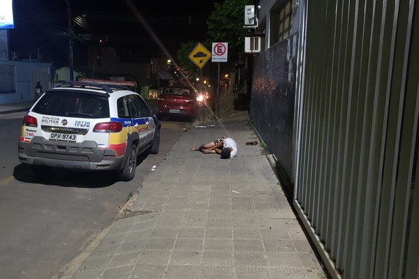 Preso por embriaguez, homem dorme na porta da Delegacia de Plantão em Patos de Minas