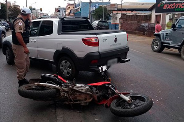 Jovem inabilitado fica ferido ao bater na traseira de veículo que acabava de sair na Major Gote