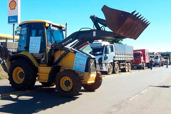 Caminhoneiros usam trator para fechar a MGC 354 em protesto contra a alta dos combustíveis