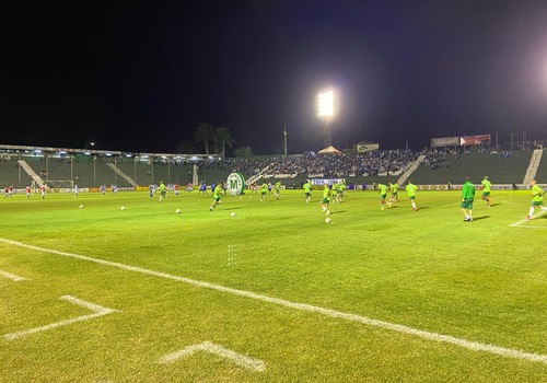 Em noite gelada e clássico quente, Mamoré e URT empatam em 1 a 1 e seguem líderes e invictos