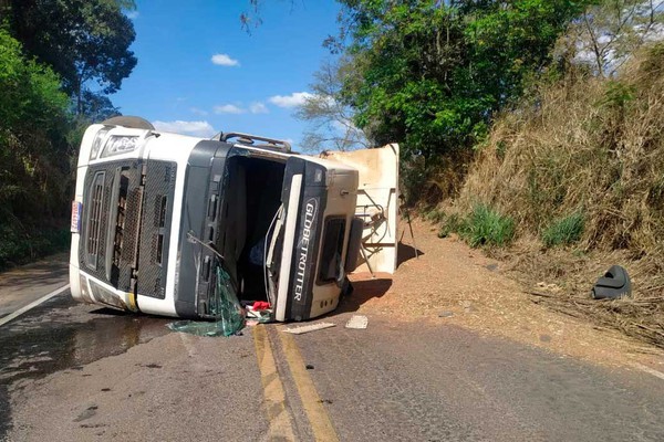 Motorista fica ferido ao perder o controle direcional e tombar carreta na MG-187 em Patrocínio