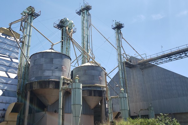 Abandonado, armazém gigantesco da CASEMG é depredado e furtado em Patos de Minas