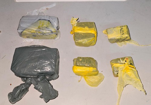 Policiais são alvo de mira laser e jovem acaba preso com drogas em Patos de Minas