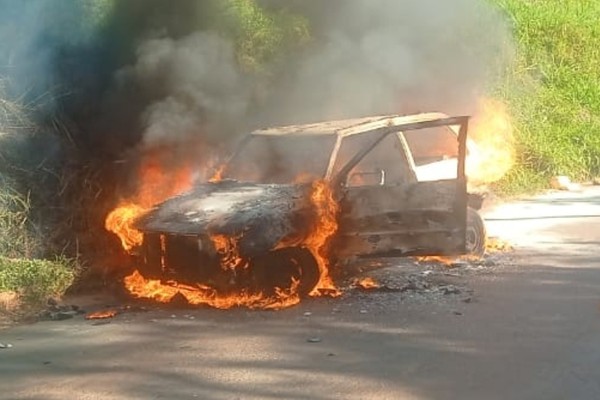 Carro explode e fica destruído quando chegava na Ponte do Arco, em Patos de Minas