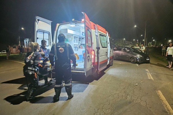 Motorista perde o controle da direção e bate em poste de iluminação na avenida Fátima Porto