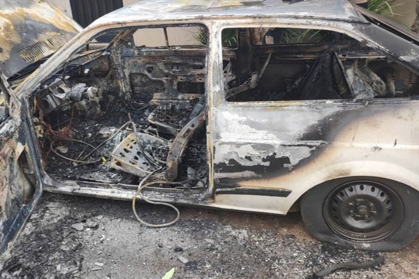 Veículo destruído pelas chamas no bairro Sorriso foi incendiado por dois homens de forma criminosa