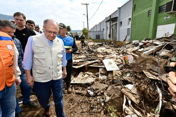 Alckmin anuncia R$ 741 milhões para cidades do RS afetadas por ciclone