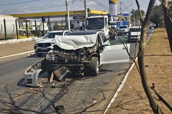 Motorista fica ferido ao bater em cheio na traseira de caminhão da Prefeitura de Patos de Minas