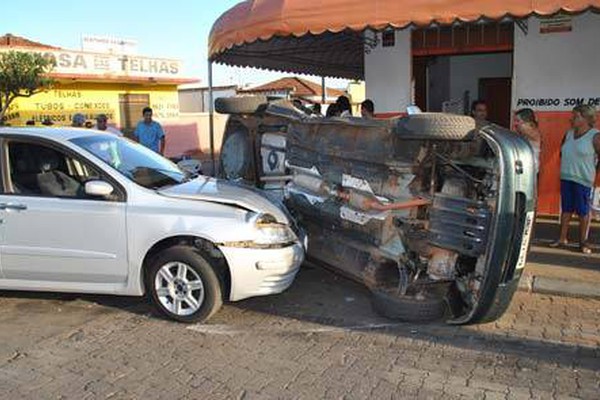 Carro para tombado na porta de pizzaria após mais um avanço de parada na cidade