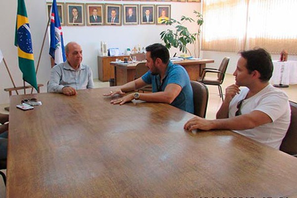 Médicos cubanos participam de reunião com Prefeito e demonstram interesse em permanecerem no Programa