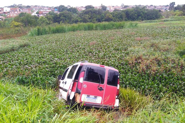 Ambulância vai parar em represa após aquaplanagem na MGC 354 em Presidente Olegário