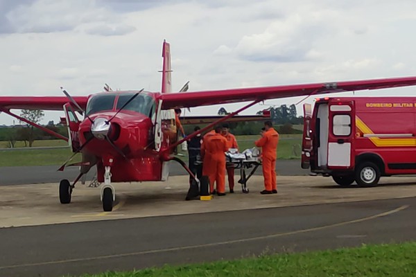 Garotinho que se queimou gravemente é transferido de avião do Corpo de Bombeiros para BH