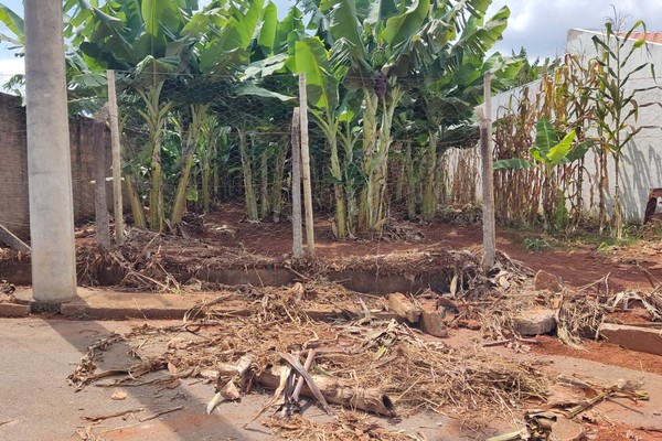 Moradores denunciam transtornos causados por lote e pedem providências urgentes em Patos de Minas