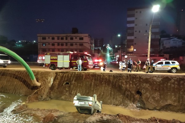 Motorista fica ferido após invadir área em obras e cair dentro do Córrego do Monjolo