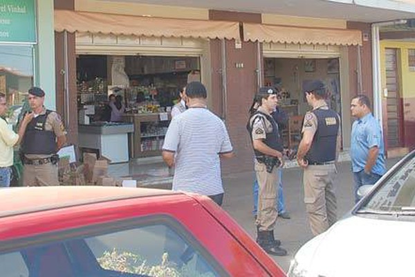Assaltante armado rende funcionários de comércio e leva todo dinheiro do cofre