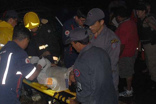 Motorista fica gravemente ferido em batida com carreta que fugiu do local sem prestar socorro