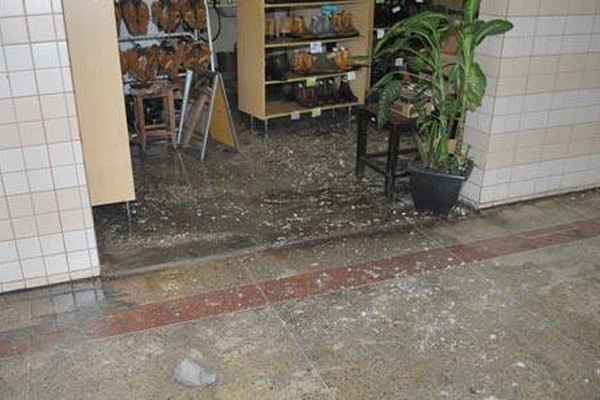 Esgoto retorna nas lojas do Mercado Municipal e deixa comerciantes irritados