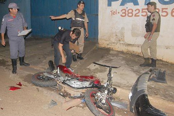 Motociclista morre em acidente que o motorista fugiu e deixou a placa para trás