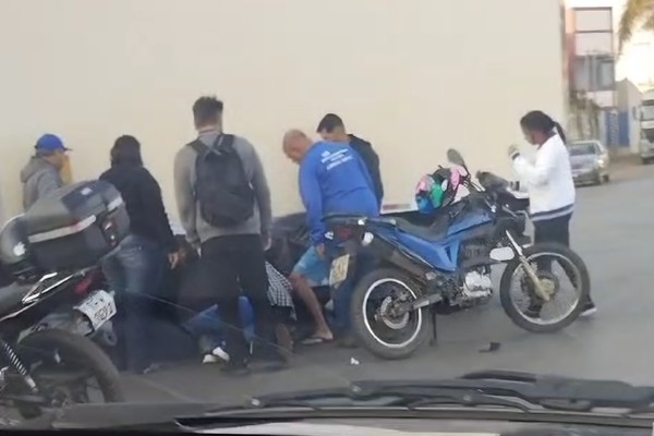 Motociclista de 20 anos fica ferido após caminhão tentar conversão em Patos de Minas