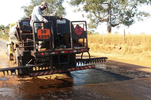 Homens e máquinas voltam a trabalhar no asfaltamento da Estrada da Serrinha em Patos de Minas