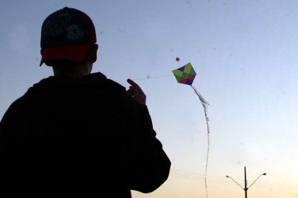 Aumento da incidência de ventos convida para a prática de soltar pipas, mas Cemig alerta