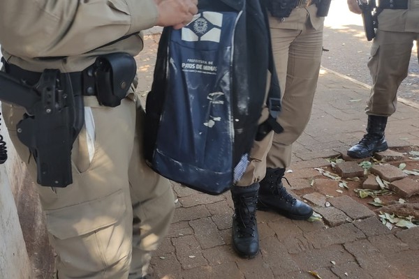 Motorista de transporte coletivo e aluno entram em luta corporal em frente a escola