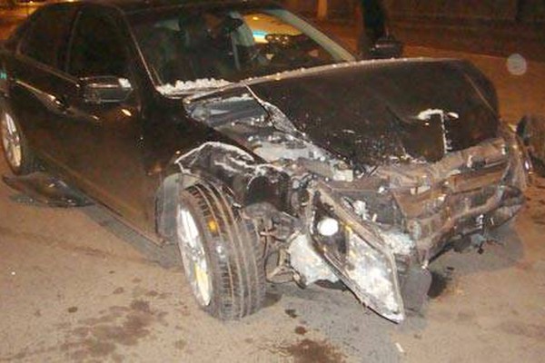 Motorista perde o controle da direção e entra em loja de colchões na rua Major Gote