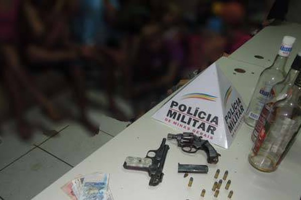 Festinha regada a drogas, álcool e armas de fogo termina com 18 na delegacia