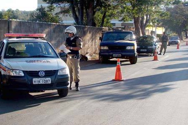 PM realiza operação para prevenir contra a ação de criminosos em Presidente Olegário