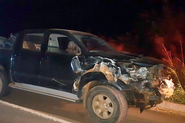 Motorista de Hilux embriagado não acende os faróis na BR 365 e causa acidente com carro e caminhão