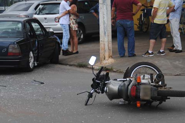 Motociclista fica ferido ao bater em veículo e os dois condutores negam avanço de semáforo