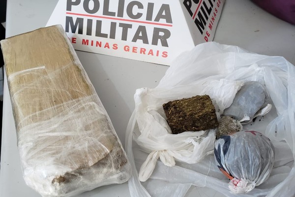 Polícia Militar aborda veículo de carona e prende dois passageiros que transportavam maconha