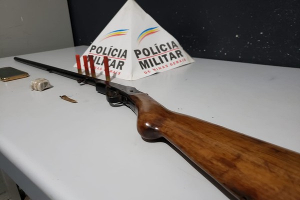 Polícia Militar aborda veículo no Bairro Brasil e encontra espingarda e tablete de maconha