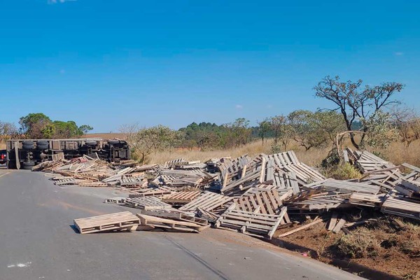 Caminhão que transportava paletes capota na BR 354 e deixa motorista ferido