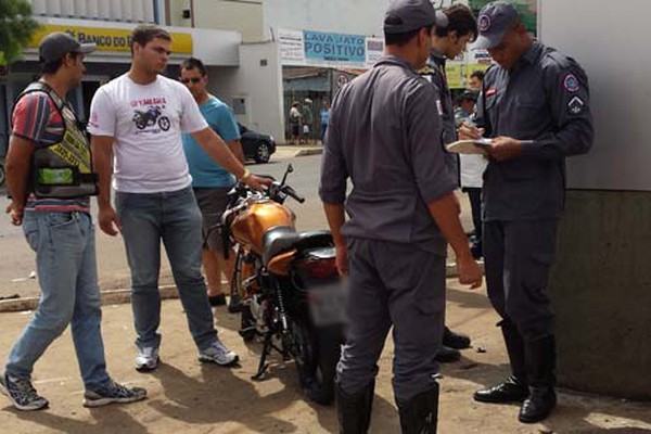 Motociclista fica gravemente ferido ao bater em carro que tentava cruzar a Doutor Marcolino