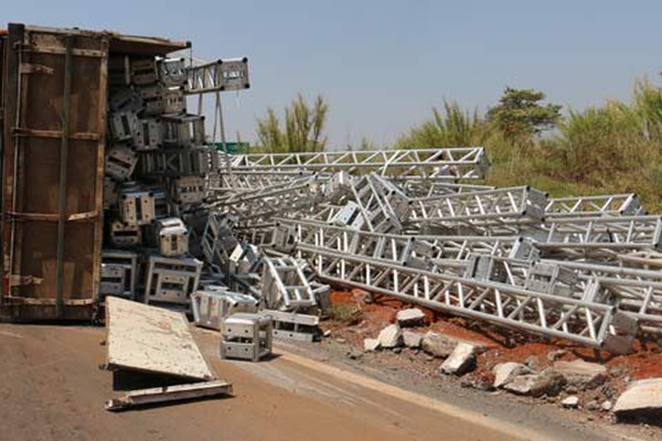 Carreta carregada com estrutura de palco tomba no Trevo de Lagoa Formosa