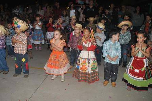 Centro educacional se enfeita e faz animada Festa Junina para pais e alunos