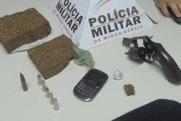 PM encontra revólver, um quilo de maconha e leva dois para a Delegacia