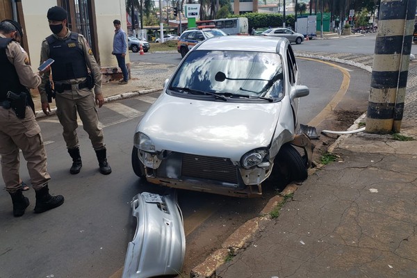 Condutor tenta desviar de carro na rua Tenente Bino e acerta poste de iluminação pública