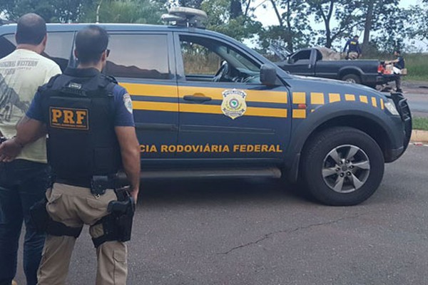 PRF intensifica fiscalização na BR365 e homem é preso por porte ilegal de arma de fogo